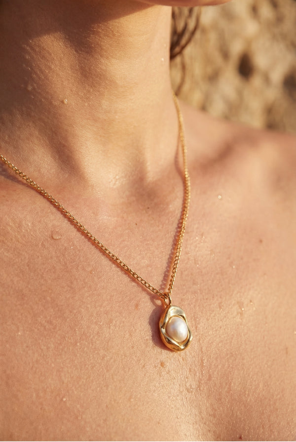 Isla Mare Pearl Pendant Necklace